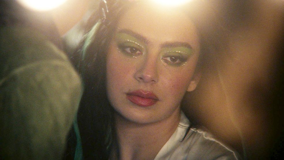 Charli xcx in einer Szene des Films. Foto: -/Universal Pictures/dpa