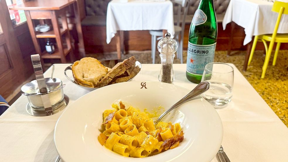 In Rom isst man die Carbonara am liebsten mit kurzen Nudeln. Foto: Christoph Sator/dpa