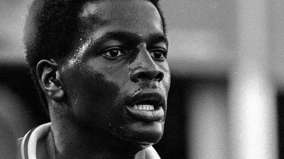 Anfang der Achtziger: Justin Fashanu als heiß gehandelter Spieler. Jahre später ist er der erste aktive Fußballprofi, der sich outet. Foto: IMAGO / Bildbyran