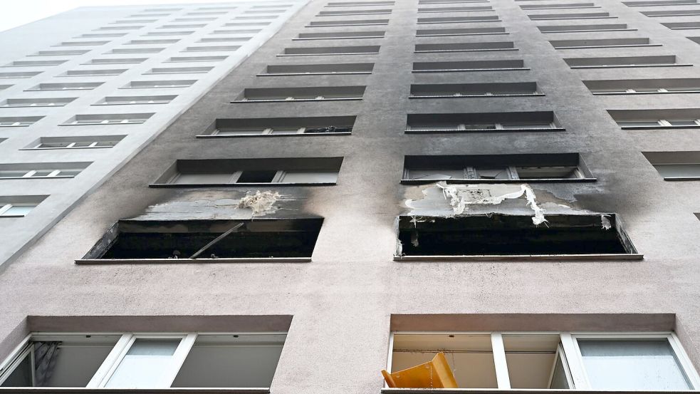 Der Qualm zog auch weit die Fassade hoch. (Archivbild) Foto: Markus Lenhardt