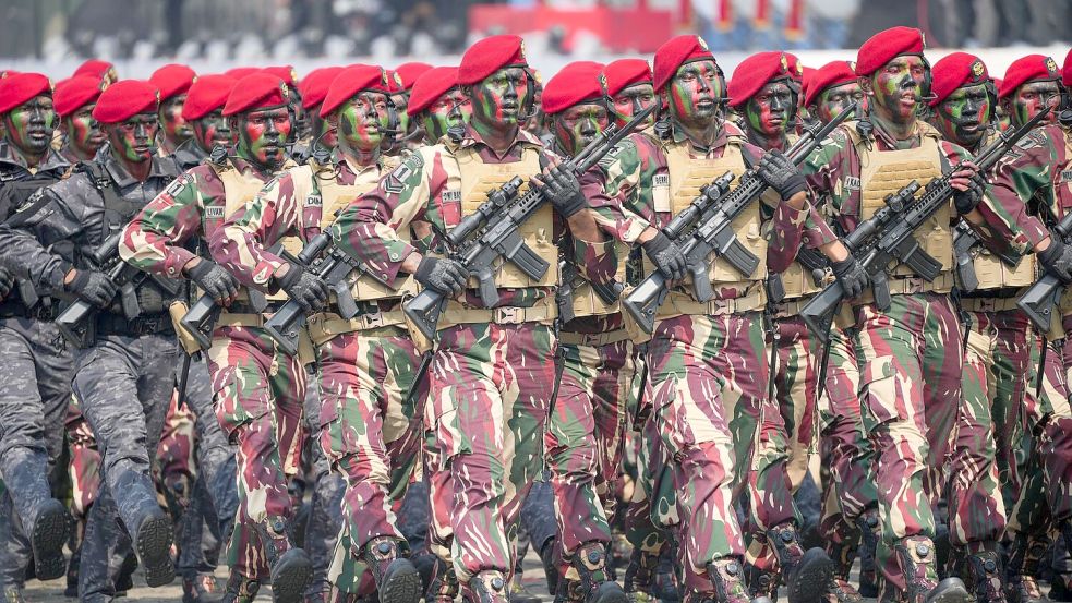 Indonesien zeigt sich bereit, tausende Soldaten nach Gaza zu entsenden - für humanitäre Hilfe und Wiederaufbau des zerstörten Küstenstreifens. (Archivbild) Foto: Tatan Syuflana/AP/dpa