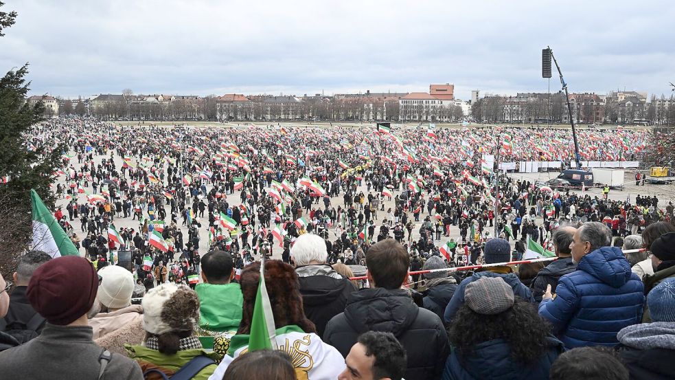 Bis zum Nachmittag zählte die Polizei bereits 200.000 Teilnehmer auf der Iran-Demo auf der Theresienwiese. Foto: Felix Hörhager