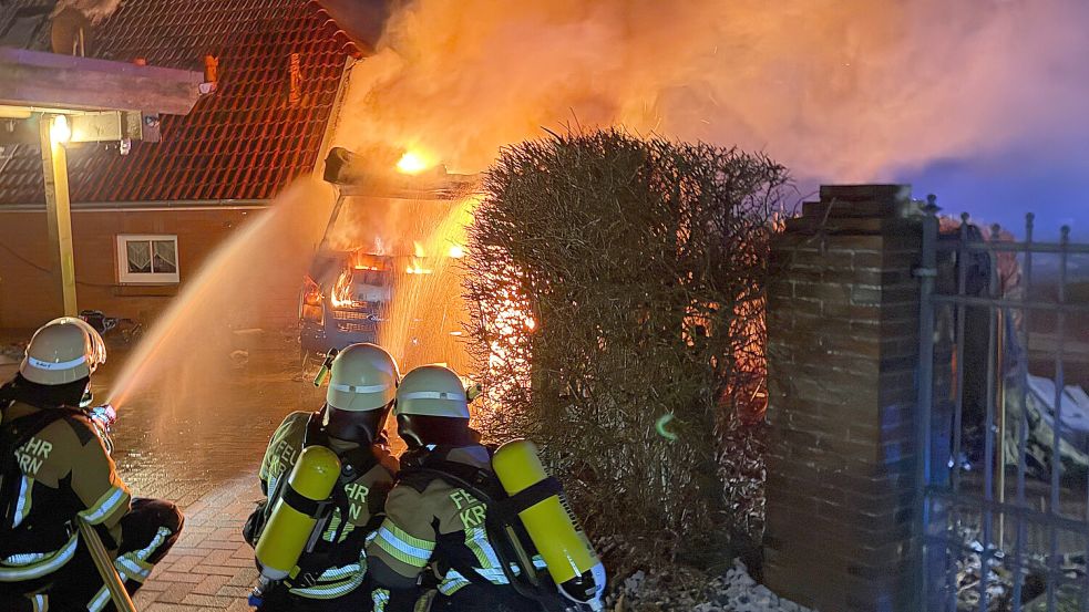 Das brennende Wohnmobil stand neben einem Wohnhaus in Visquard. Foto: Freiwillige Feuerwehr Krummhörn