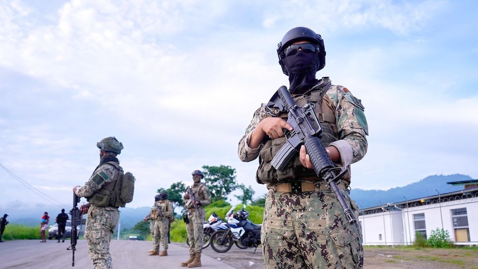 In Ecuador sind acht abgetrennte menschliche Köpfe in Jutesäcken am Straßenrand entdeckt worden. (Archivbild) Foto: Cesar Munoz/AP/dpa