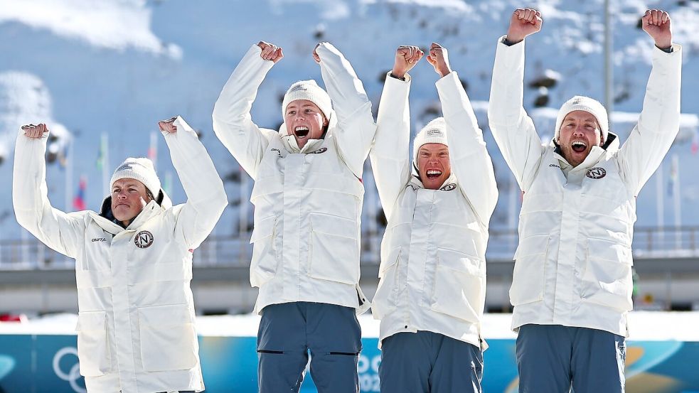 Johannes Hoesflot Klaebo (l) jubelt mit dem Team. Foto: Daniel Karmann