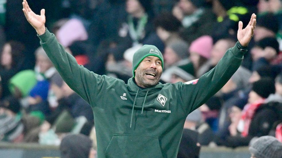 Es sind halt die Bayern: Daniel Thiounes Mannschaft von Werder Bremen liefert dem Rekordmeister einen guten Fight, doch es gab die zweite Niederlage für den neuen Trainer. Foto: Helmut Kemme