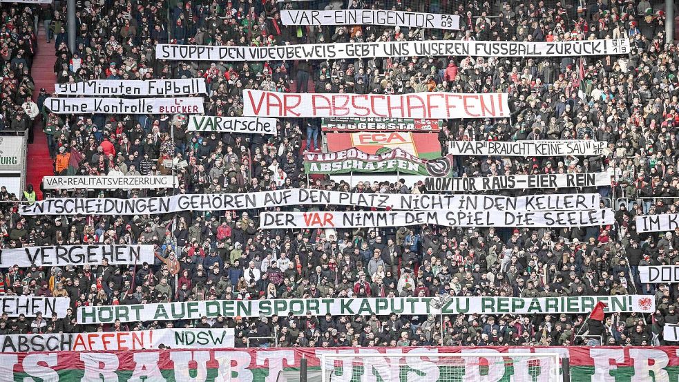 Die Fans haben den VAR satt. Foto: Harry Langer