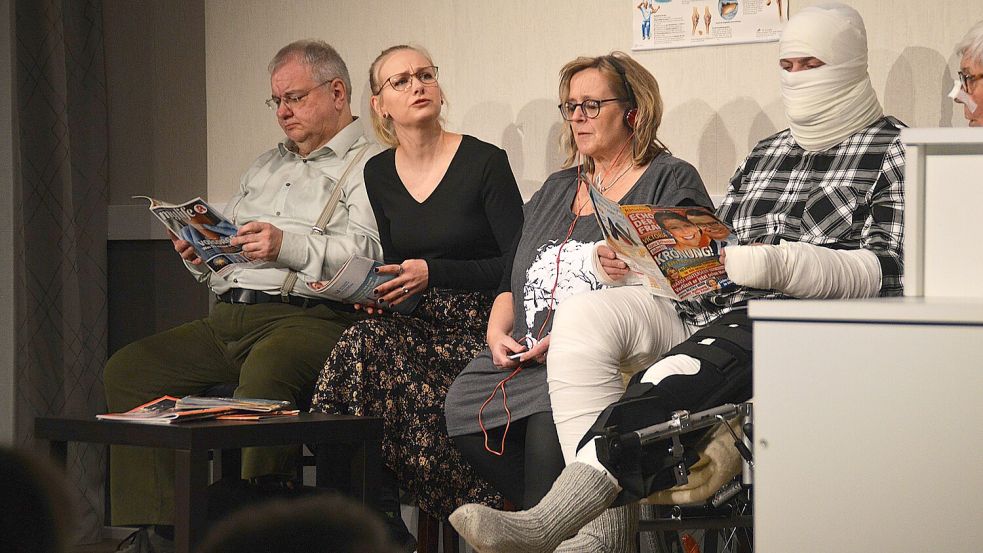 Skurrile Typen in Dr. Wulfs Wartezimmer: Hinrich Erdwien, Maike Kasa, Ingrit Oldewurtel-Potritt und der vier Akte lang in dicke Bandagen eingepackte Marc Heuermann. Foto: Gerd-D. Gauger