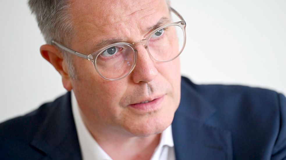 Ministerpräsident Alexander Schweitzer will ein einheitliches Deutschlandticket mit Passfoto. (Archivbild) Foto: Arne Dedert