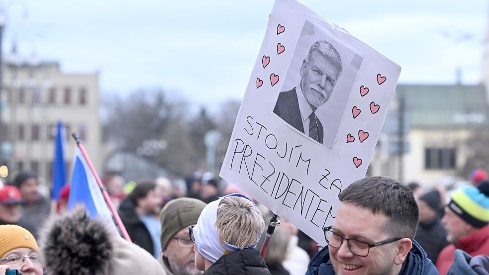 Menschen demonstrieren zur Unterstützung des tschechischen Präsidenten Pavel in Pardubice (Pardubitz), Ostböhmen. Auf dem Schild steht „Ich stehe zum Präsidenten“. Foto: Josef Vostarek/CTK/AP/dpa