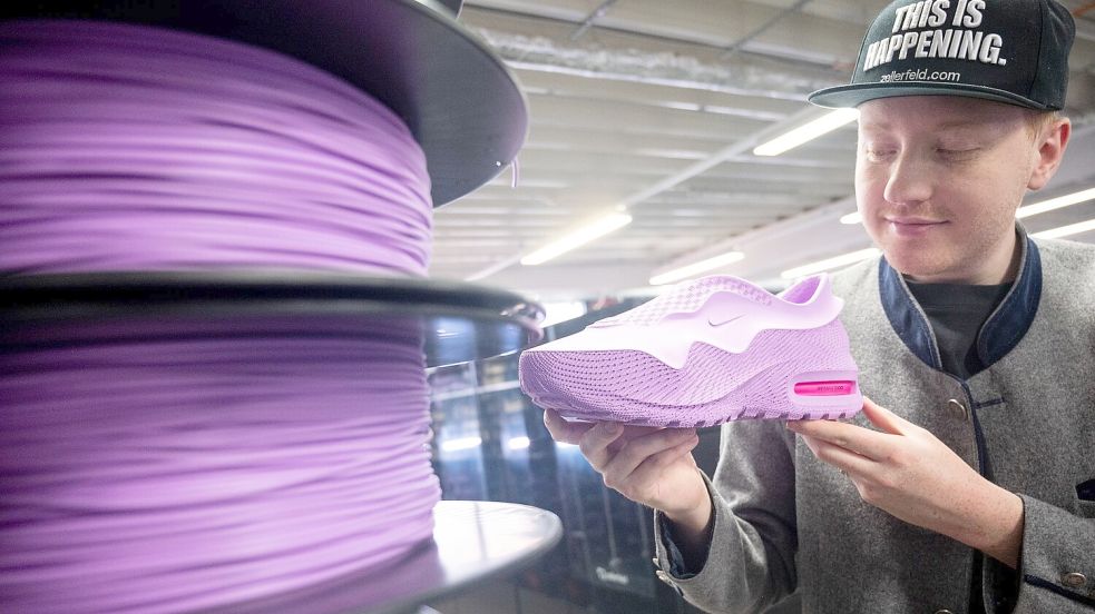 Rund 1.000 Designer haben ihre Sneaker-Designs bei Zellerfeld im Angebot. Foto: Daniel Bockwoldt