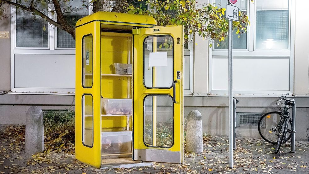 Ein Relikt der Bundespost: ein gelbes Telefonhäuschen, das in Coburg zur Foodsharing-Station umfunktioniert wurde. (Archivbild) Foto: Daniel Vogl