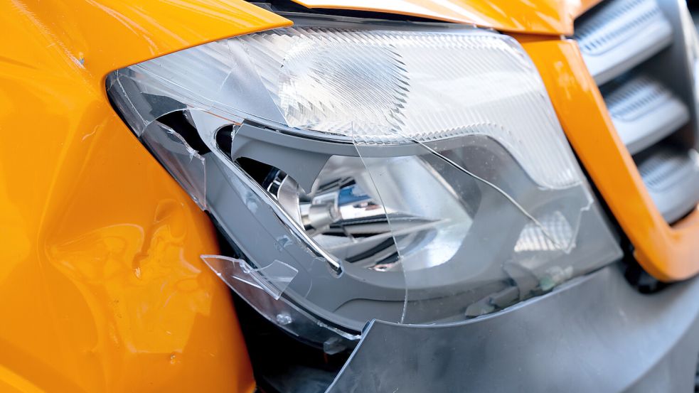 Blechschaden am Auto: Selbst kleinere Dellen können ins Geld gehen – und damit auch die Versicherungskosten in die Höhe treiben. Foto: dpa/Sven Hoppe