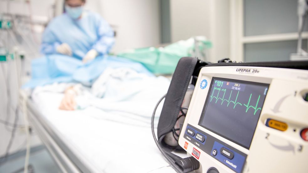 Im Falle eines Herzstillstand zählt jede Minute. Doch Frauen erhalten seltener die lebensrettende Hilfe - weil zu viele Männer Angst vor falschen Anschuldigungen haben. Foto: dpa/Daniel Karmann