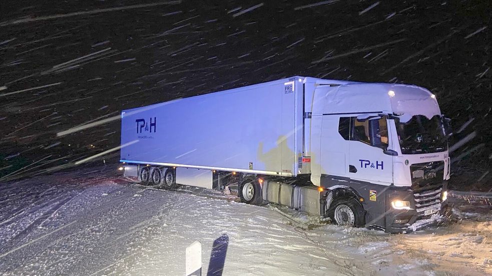 Ein Lkw ist in Rheinland-Pfalz aufgrund der schneeglatten Fahrbahn ins Rutschen gekommen und hat so den Verkehr blockiert. Foto: Polizeiinspektion Morbach/dpa