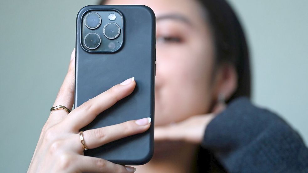 Ein Selfie für die nächste Instagram-Story - das könnte für Kinder- und Jugendliche bis zu einer bestimmten Altersgrenze künftig tabu sein. (Symbolbild) Foto: Elisa Schu/dpa