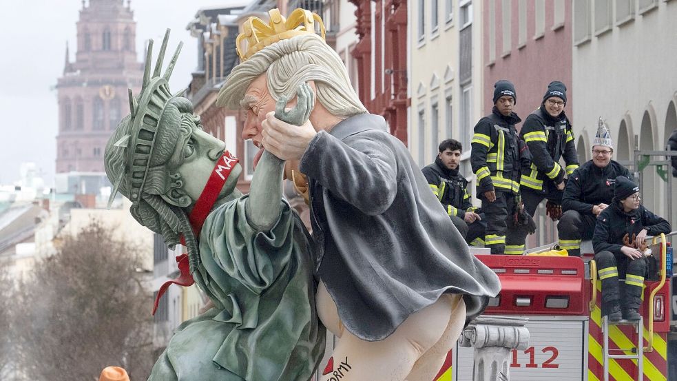 Auf einem Mainzer Motivwagen bedrängte US-Präsident Trump die Freiheitsstatue. Foto: Boris Roessler