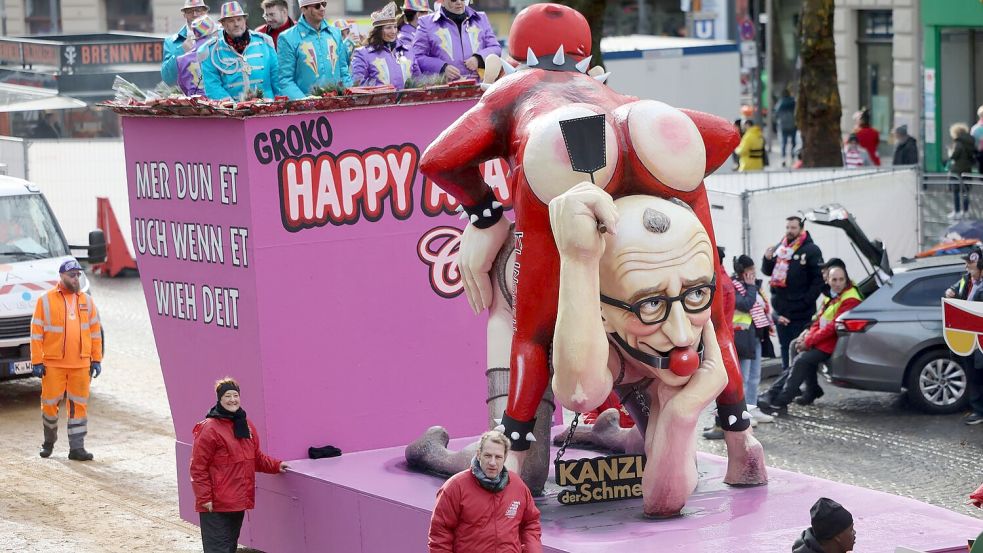 Autsch - Bundeskanzler Friedrich Merz wurde von den Karnevalisten in ein Sadomaso-Outfit gesteckt. Foto: Oliver Berg
