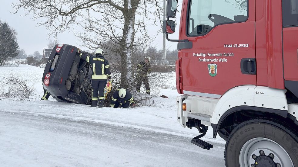 Die Ortsfeuerwehr Walle befreite den Autofahrer. Foto: Sönke Geiken/Feuerwehr