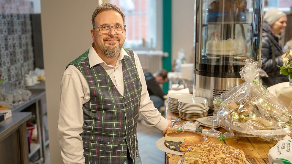Manfred Fiebiger-Wilkening eröffnete sein Café „Manni’s Manufaktur“ in Marienhafe. Foto: Folkert Bents