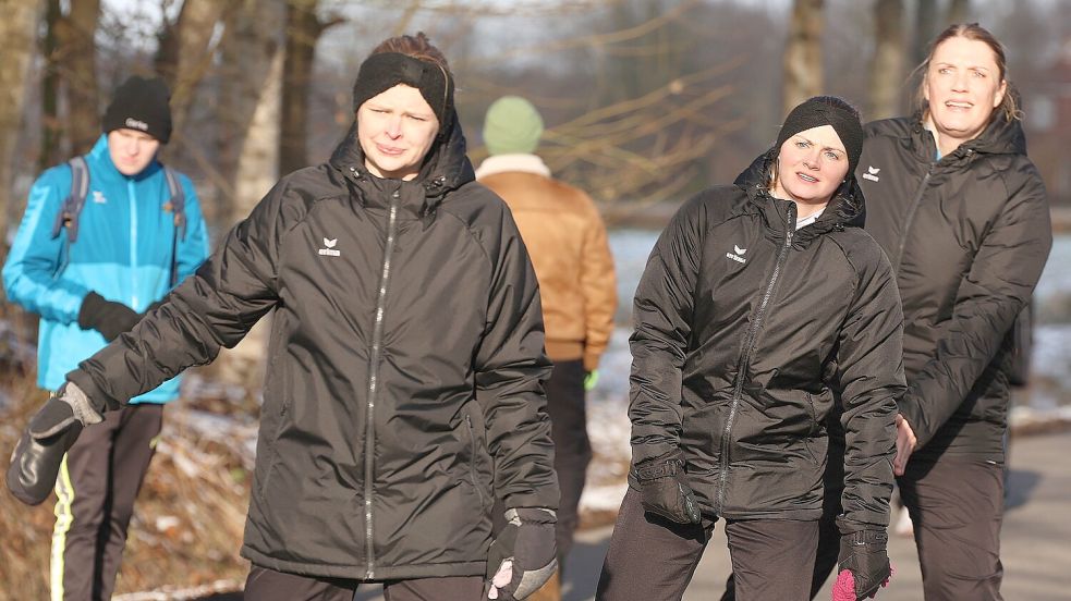 Bange Blicke bei den Werferinnen von Rahe mit Gesa Saathoff (von links), Anna Goldenstein und Tanja Cremer. Sie mussten bis zum Schluss um den Sieg zittern. Foto: Wilfried Gronewold
