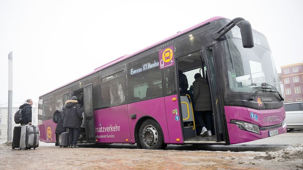 Auf vielen Strecken fahren die Ersatzbusse nun länger - solange, bis die Sanierung abgeschlossen ist. (Archivbild) Foto: Philip Dulian