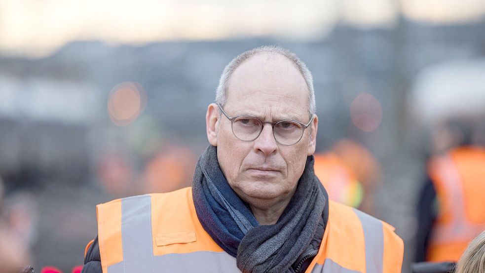 Hofft wie die Fahrgäste auf besseres Wetter: Der Vorstand Infrastrukturplanung und -projekte bei der DB InfraGo, Gerd-Dietrich Bolte. (Archivbild) Foto: Hannes P. Albert/dpa
