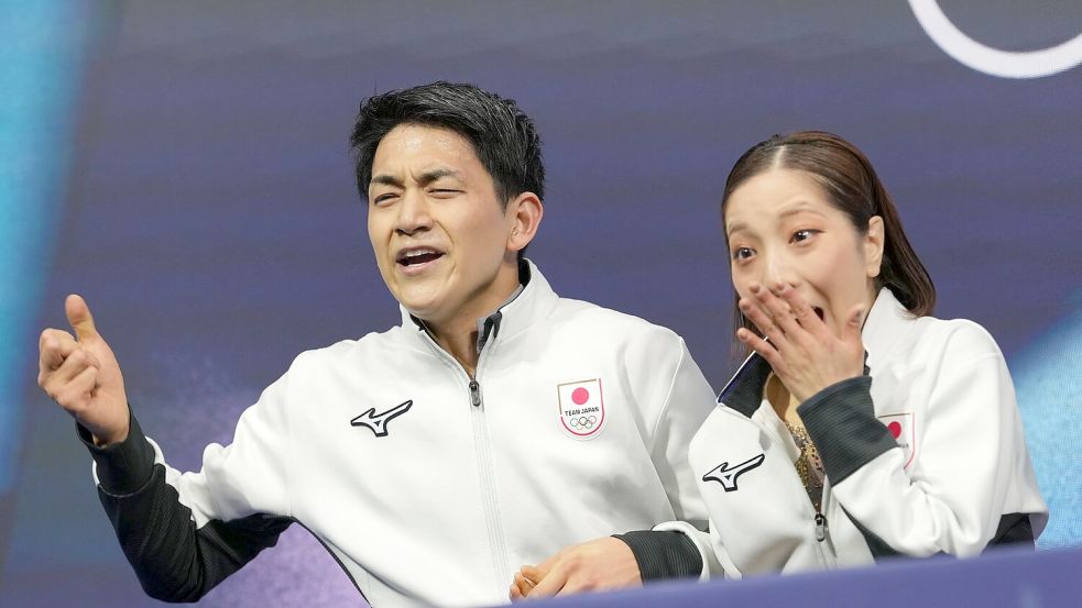 Riku Miura und Ryuichi Kihara konnten ihren Olympiasieg kaum fassen. Foto: Francisco Seco/AP/dpa