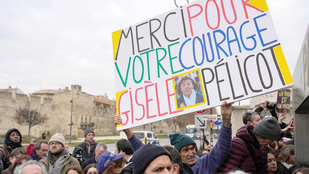 Die Menschenmassen, die dem Prozess beiwohnen, nennt Pelicot ihre Rettung. (Archivbild) Foto: Lewis Joly/AP/dpa