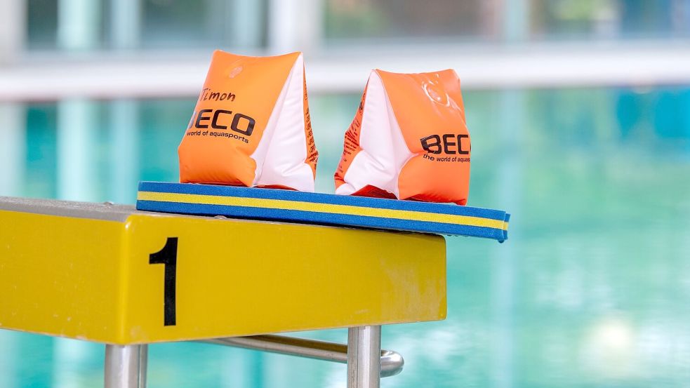 „Die marode Bäderlandschaft hängt wie ein Damoklesschwert über der Schwimmausbildung“, sagt DLRG-Präsidentin Ute Vogt. (Archivbild) Foto: David Inderlied