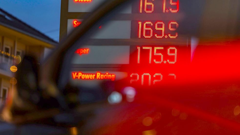Während Strom und Gas erschwinglicher wurden, mussten Autofahrer an der Tankstelle für Sprit tiefer in die Tasche greifen. (Symbolbild) Foto: Oliver Berg
