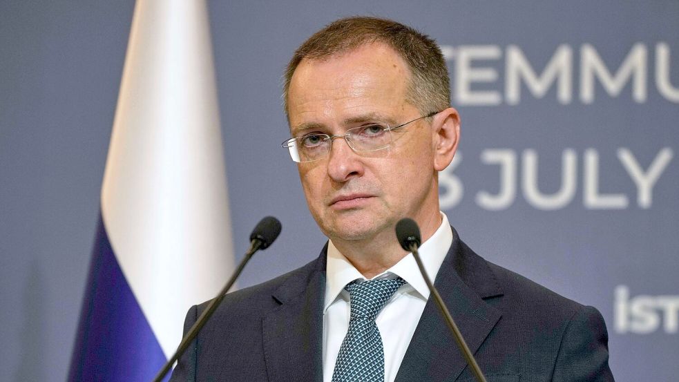 Der russische Chefunterhändler Wladimir Medinski vertritt die Vorgaben des Kremls. Foto: Emrah Gurel/AP/dpa