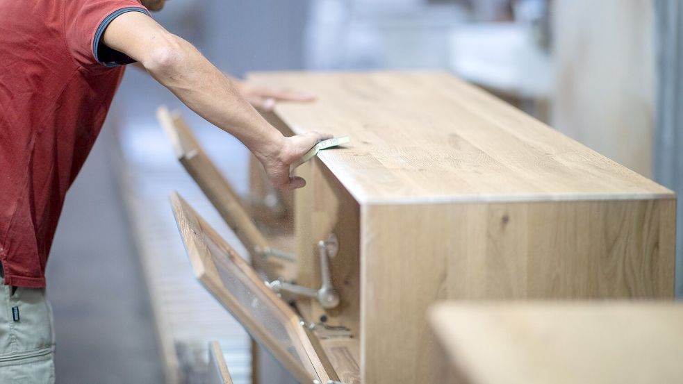 Hersteller und Händler haben damit zu kämpfen, dass viele Verbraucher bei Möbeln sparen. (Archivbild) Foto: Guido Kirchner