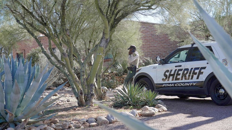 Medien und Polizeikräfte sind rund um die Uhr am Haus von Nancy Guthrie zu sehen. Die US-Rentnerin ist seit mehr als zwei Wochen verschwunden. Foto: Ty O’Neil/AP/dpa