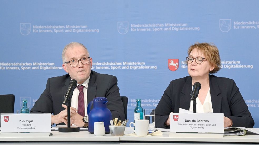 Verfassungsschutzpräsident Pejril (l.) und Innenministerin Behrens informieren über die neue Einstufung der AfD Niedersachsen. Foto: Julian Stratenschulte