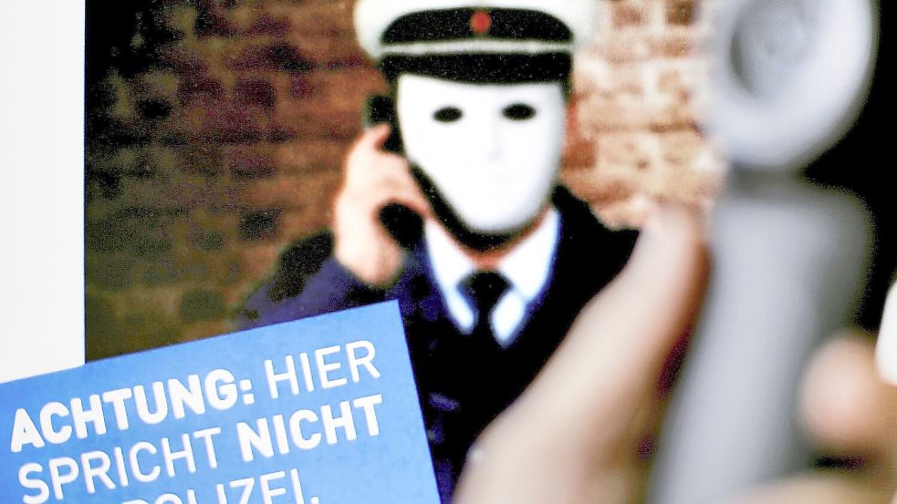 Immer wieder haben Betrüger, die sich als Polizisten ausgeben, Erfolg und bringen vor allem Senioren um ihr Geld und ihre Wertgegenstände. Foto: dpa/Martin Gerten