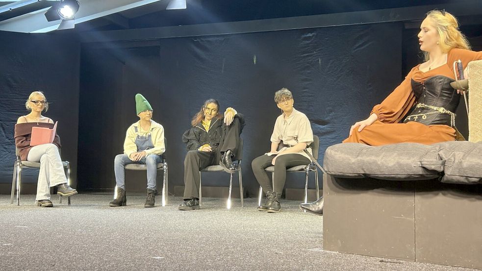 Jana Frieling (von links), Emilian Stang, Desmond Utz, Ty Hermanns und Freja Pfanne versuchen in ihren Rollen als Sagenfiguren, in einer Therapie ihre Probleme aufzuarbeiten. Foto: Heino Hermanns