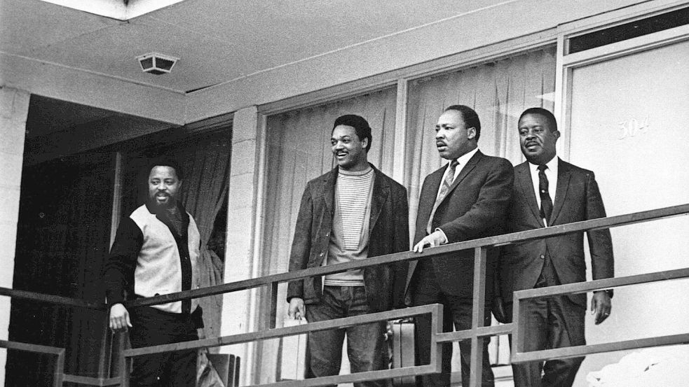 Jesse Jackson 1968 mit Martin Luther King. (Archivbild) Foto: Charles Kelly/AP/dpa
