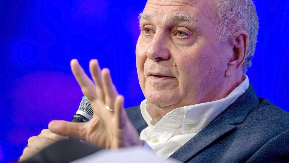 Uli Hoeneß rechnet auch mit der ehemaligen Bundesregierung ab. (Archivbild) Foto: Peter Kneffel/dpa