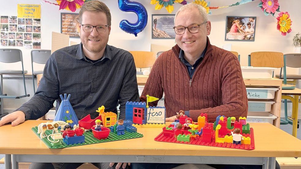 Fokko Peters (links) und Christian Hunsmann erklären mit Legosteinen das neue Schulkonzept der FCSO. Foto: Holger Janssen