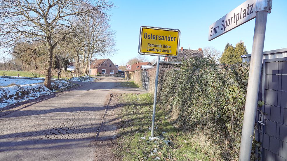 Ein Ortsschild von Ostersander, hier an der Straße „Zum Sportplatz“ gelegen. Foto: Romuald Banik