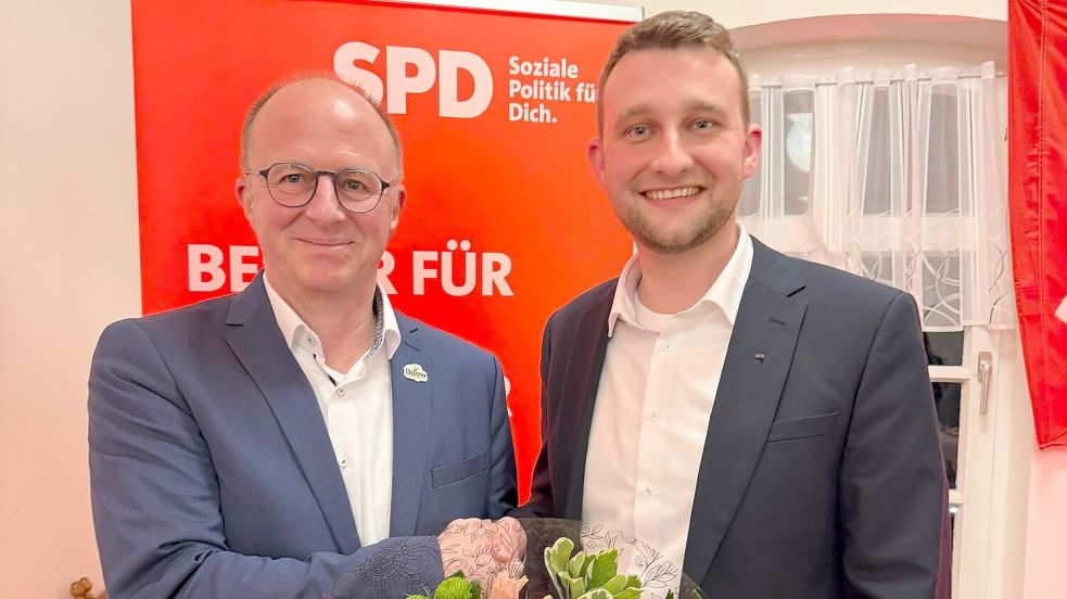 Harm Ubben (links) wird als parteiloser Kandidat für das Bürgermeisteramt von der Ihlower SPD unterstützt. André Goldenstein, Vorsitzender des Gemeindeverbands Ihlow, gratulierte. Foto: privat