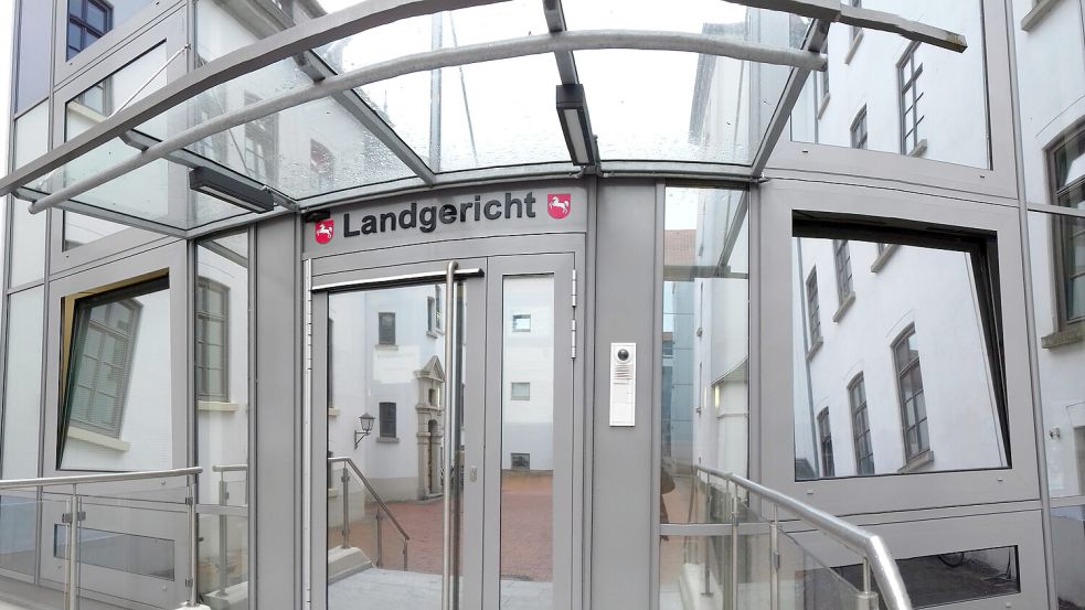 Der Eingang zum Landgericht in Aurich. Foto: Romuald Banik