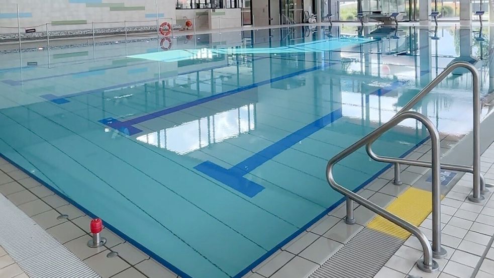 Blick auf das Sportbecken des Auricher Schwimmbads De Baalje. Montags ist das Bad für Schulschwimmen und Vereine reserviert. Foto: Christin Wetzel