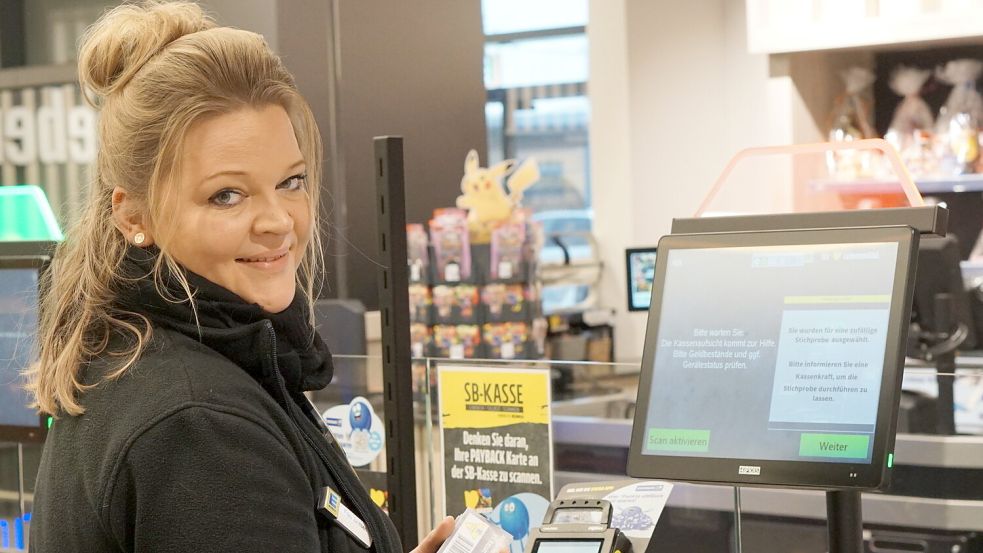 Bei etwa zehn Prozent der Kunden löse die neue Meldung an der Selbstbedienungskasse eine Kontrolle aus, sagt Ina Janssen, Leiterin des Bereichs Kasse. Foto: Jurij Babanin
