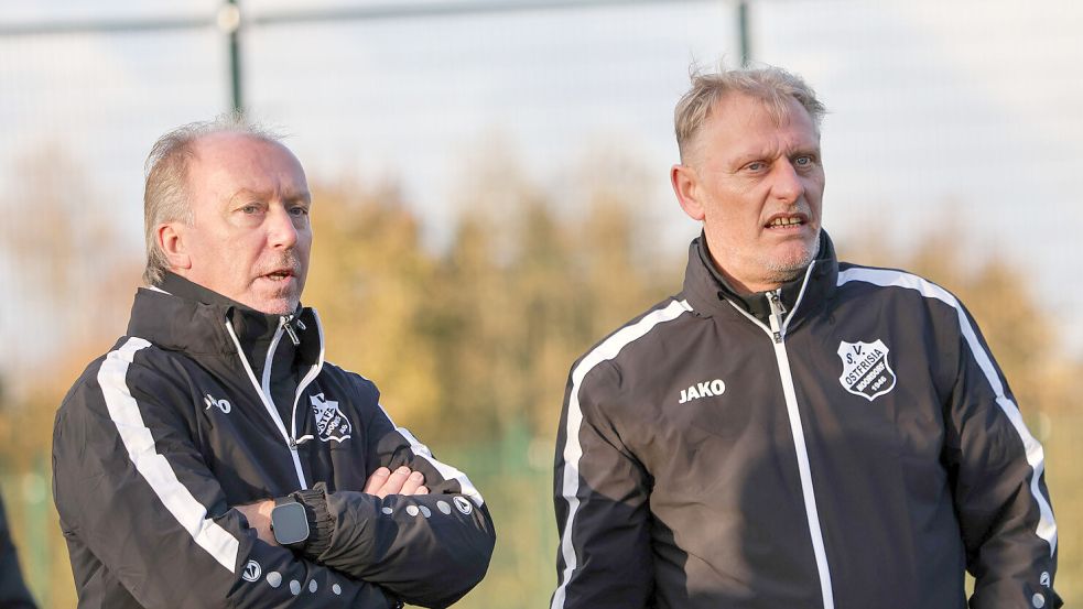 Trainer Andreas Ysker (links) und Kotrainer Heino Jetses führten Moordorf bis zur Winterpause aus dem Tabellenkeller heraus. Foto: Helmut Vortanz