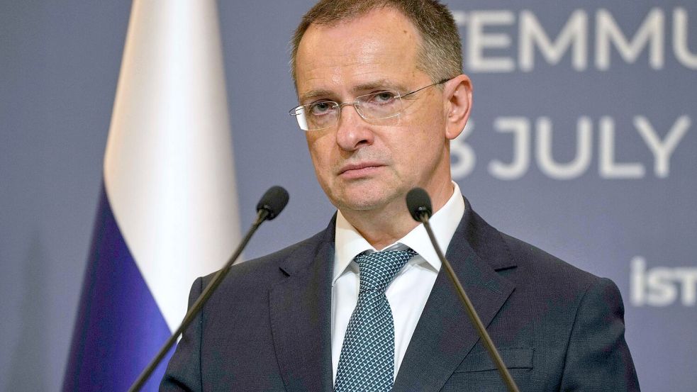 Wie zuvor in Istanbul, führt der russische Ex-Kulturminister Medinski auch in Genf die Moskauer Delegation. (Archivbild) Foto: Emrah Gurel/AP/dpa