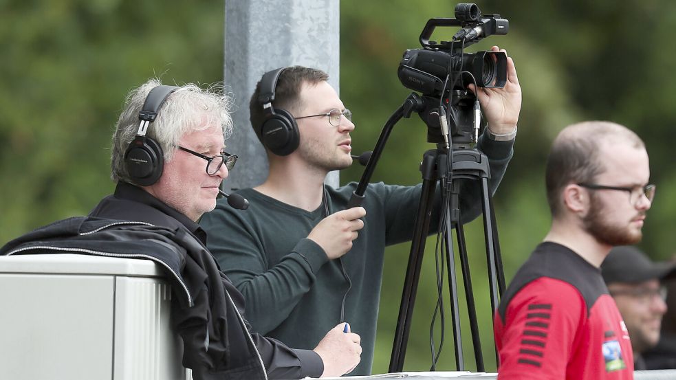 Kamera am Spielfeldrand: Wir sind beim Spiel am Sonntag in Uplengen live dabei. Niklas Homes (hier als Kameramann im Einsatz) wird das Ostfrieslandliga-Spitzenspiel kommentieren. Foto: Jens Doden/Archiv