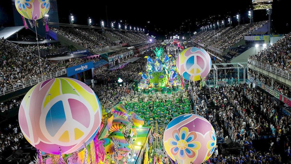 Zu den Höhepunkten gehörten Handlungen, die an brasilianische Persönlichkeiten, kulturelle Traditionen und Geschichten der afrobrasilianischen Bevölkerung erinnerten. Foto: Bruna Prado/AP/dpa