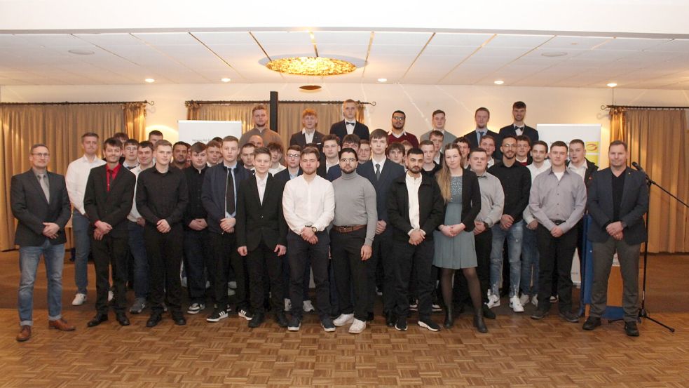 Die Erleichterung war ihnen anzusehen: Die 52 frisch ausgelernten Elektroniker und Elektronikerinnen freuten sich über die Glückwünsche zur bestandenen Ausbildung von Obermeister Klaus Freese (rechts) und Lehrlingswart Ralf de Vries (links). Foto: HWK/J. Stöppel